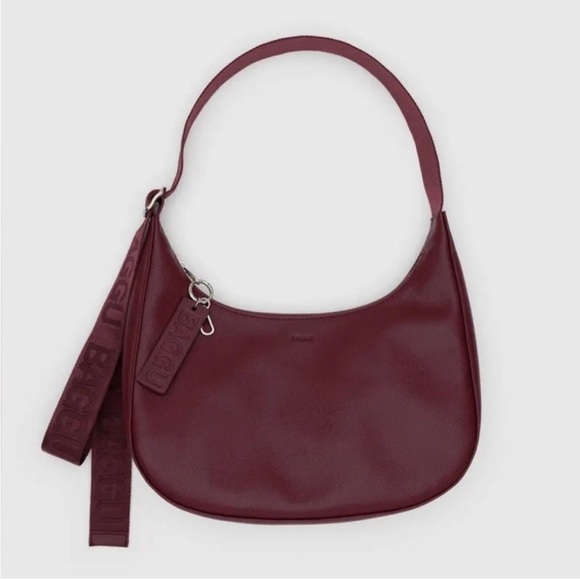 BAGGU Handbags - NWOT BAGGU Medium Recycled Leather Crescent Bag
Mahogany